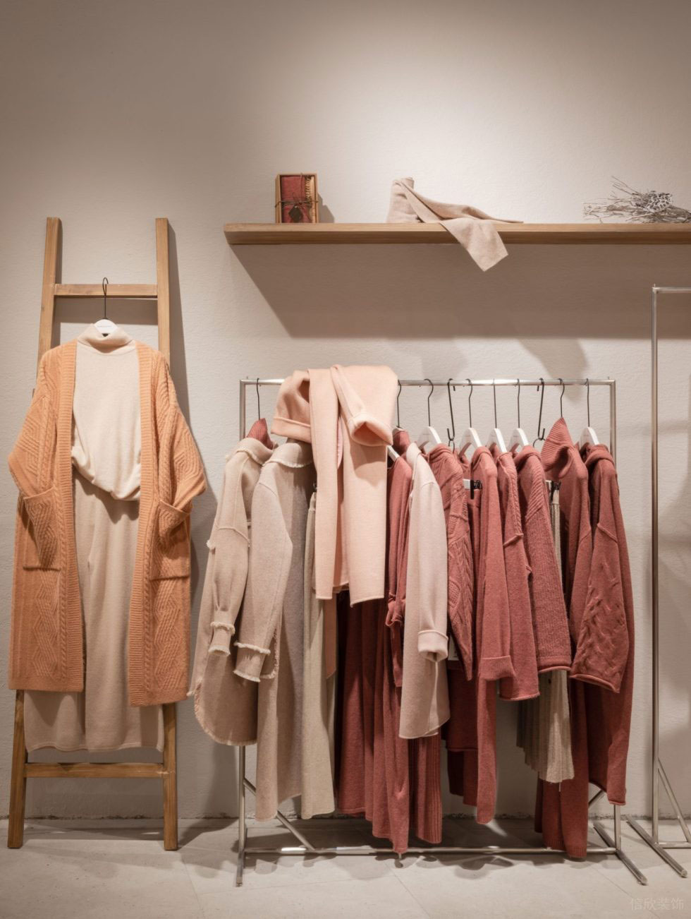 深圳市龍華區(qū)大浪現(xiàn)代風jane Express服裝店鋪裝修設(shè)計不銹鋼衣架 深圳市龍華區(qū)大浪現(xiàn)代風jane Express服裝店鋪裝修設(shè)計不銹鋼衣架