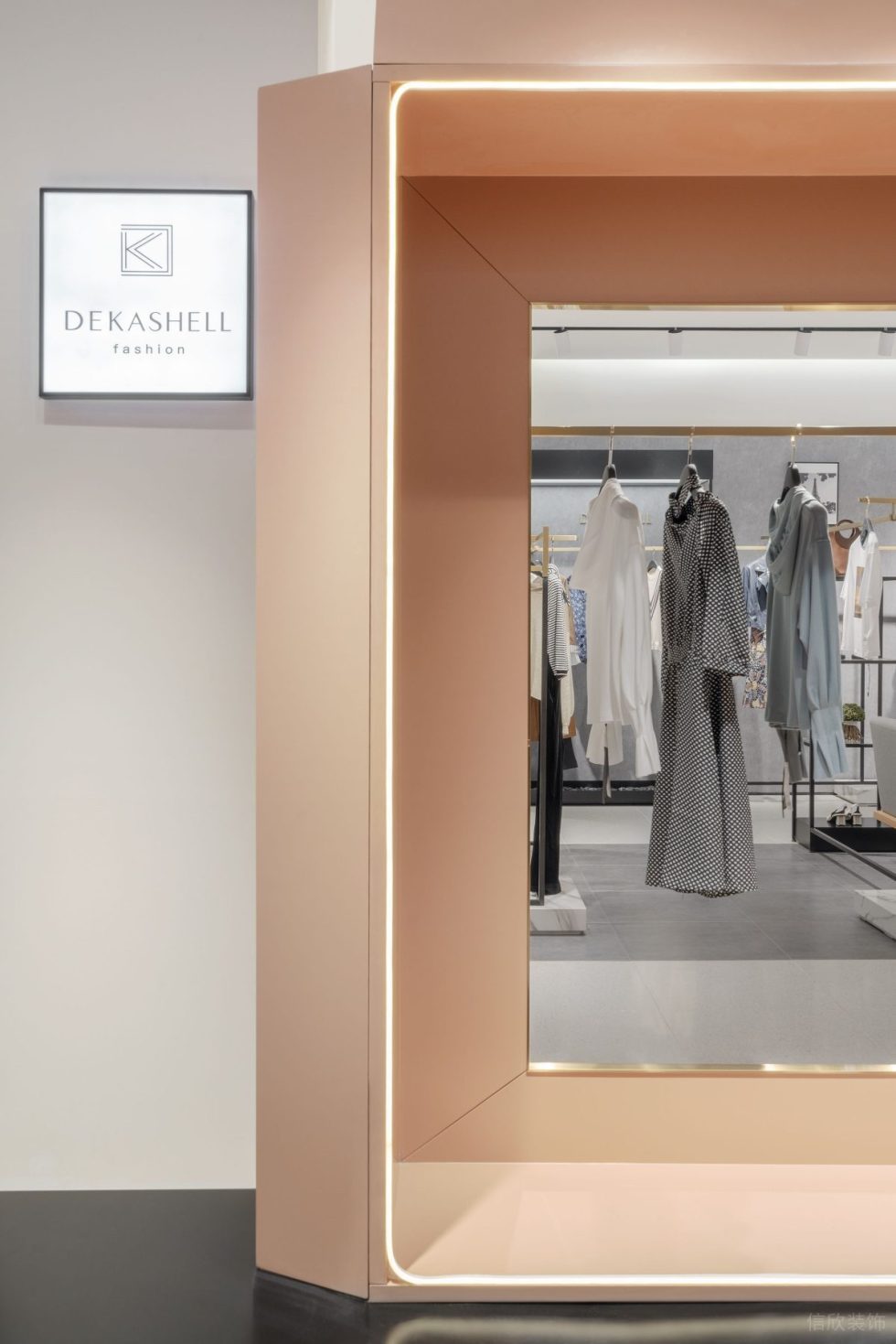 深圳市龍華區民治現代dekashell 女裝店鋪裝修設計橙色燈帶邊框 深圳市龍華區民治現代dekashell 女裝店鋪裝修設計橙色燈帶邊框