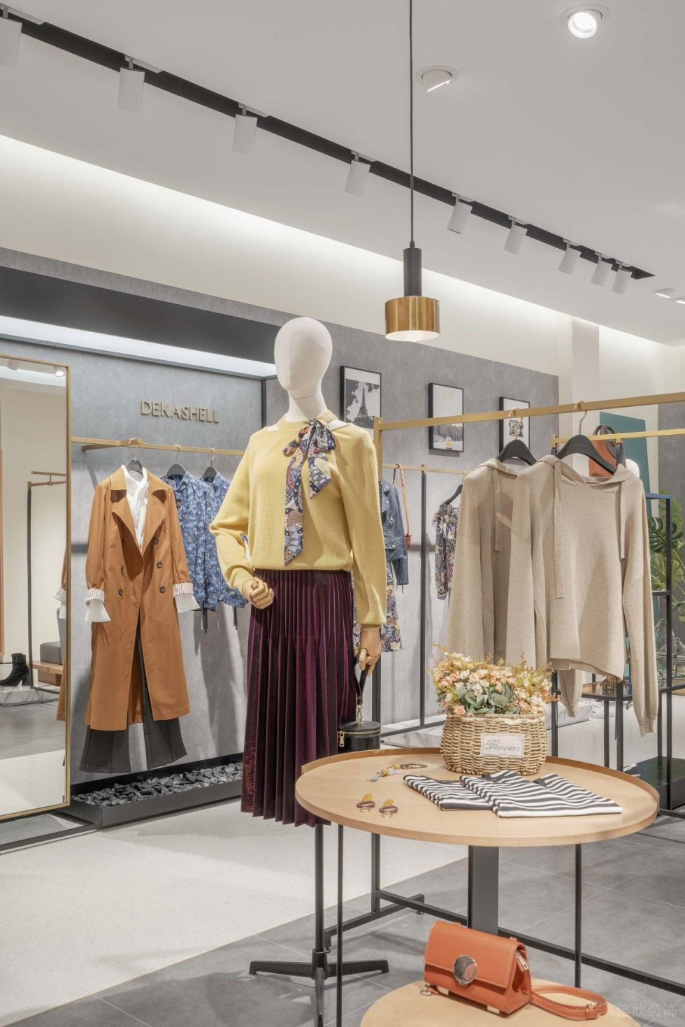 深圳市龍華區民治現代dekashell 女裝店鋪裝修設計原木色圓桌 深圳市龍華區民治現代dekashell 女裝店鋪裝修設計原木色圓桌