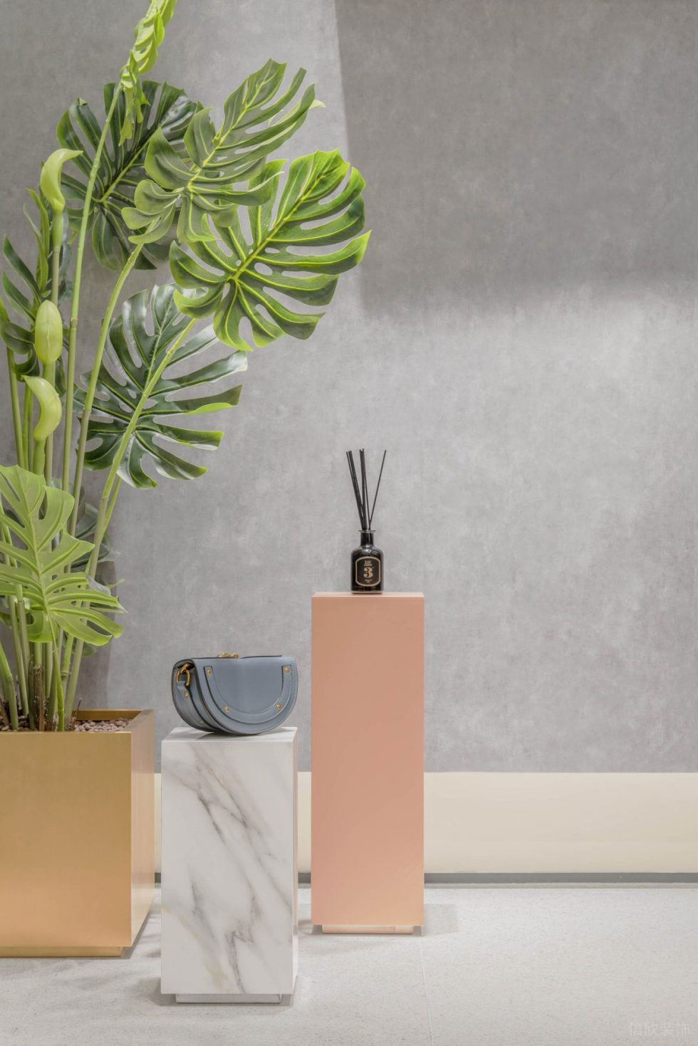 深圳市龍華區民治現代dekashell 女裝店鋪裝修設計白色大理石島臺 深圳市龍華區民治現代dekashell 女裝店鋪裝修設計白色大理石島臺