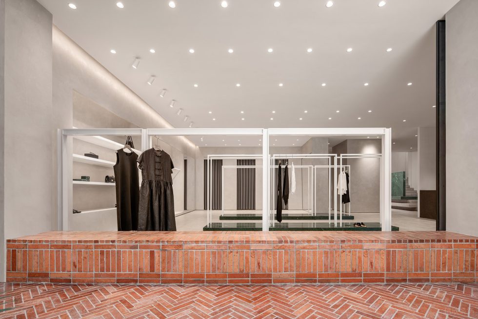 服裝展示區白色鐵藝衣架