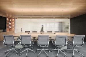 深圳寶安萬庭大廈2000平方米現(xiàn)代主義簡約風(fēng)辦公室裝修案例會議室木飾面天花吊頂