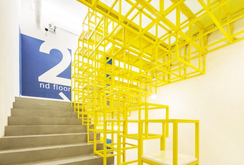 深圳龍崗橫崗智慧谷創(chuàng)新園1500平方米淺色調(diào)工業(yè)風辦公室裝修案例樓梯藝術裝置