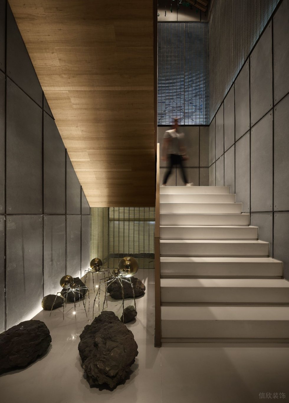 深圳龍崗泉森紅木棉創意園600平方米工業主義原木風辦公室裝修案例樓梯間底部藝術景觀