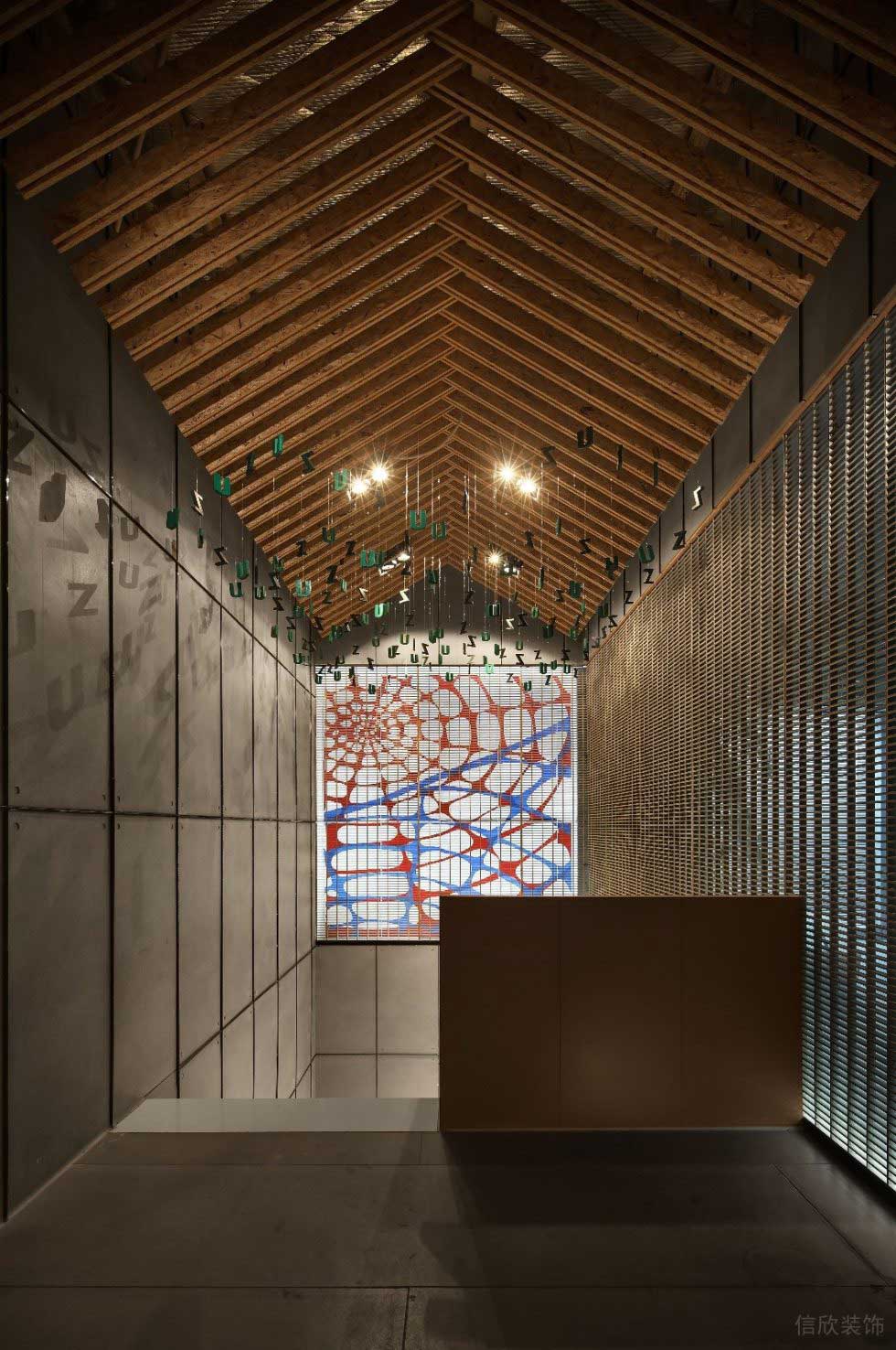 深圳龍崗泉森紅木棉創意園600平方米工業主義原木風辦公室裝修案例樓梯間木結構屋脊造型藝術吊飾