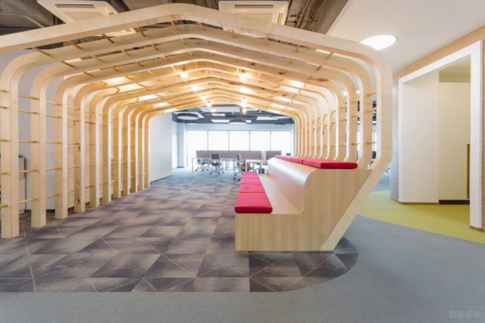 深圳南山世外桃源創(chuàng)意園900平方米簡約主義北歐風辦公室裝修案例辦公大廳木框架屋脊造型階階梯式休閑區(qū)