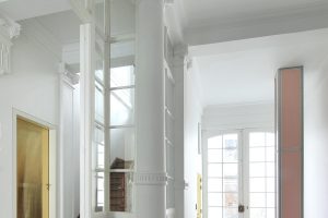 白鹿廣場(chǎng)簡(jiǎn)約歐式辦公室裝修設(shè)計(jì)方案 白色格子大門入口