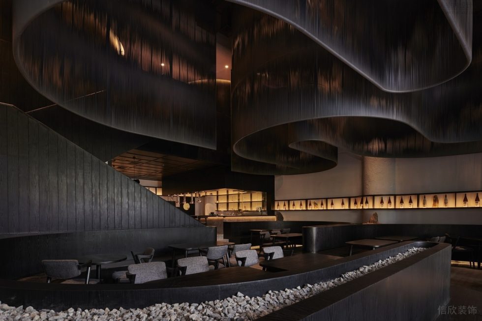 黑色極簡(jiǎn)風(fēng)餐廳黑色吊頂加上暖色燈帶裝修設(shè)計(jì)