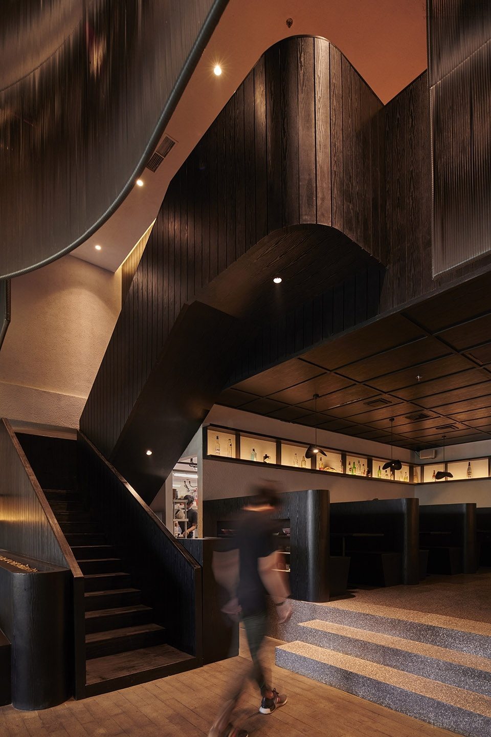 黑色極簡(jiǎn)風(fēng)餐廳黑色木質(zhì)啞光樓梯裝修設(shè)計(jì)