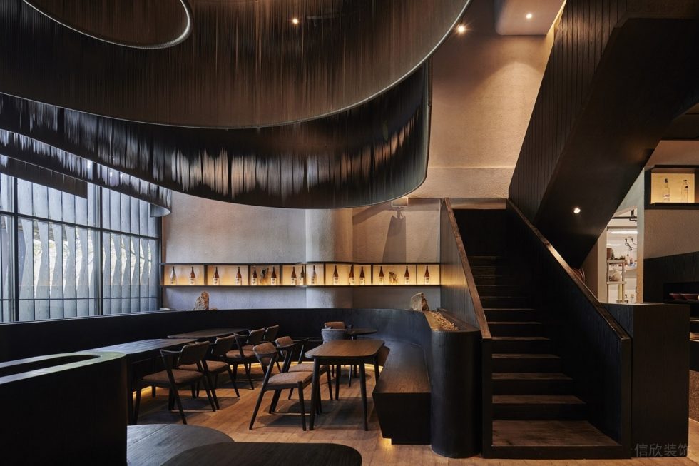黑色極簡(jiǎn)風(fēng)餐廳黑色木質(zhì)卡座裝修設(shè)計(jì)