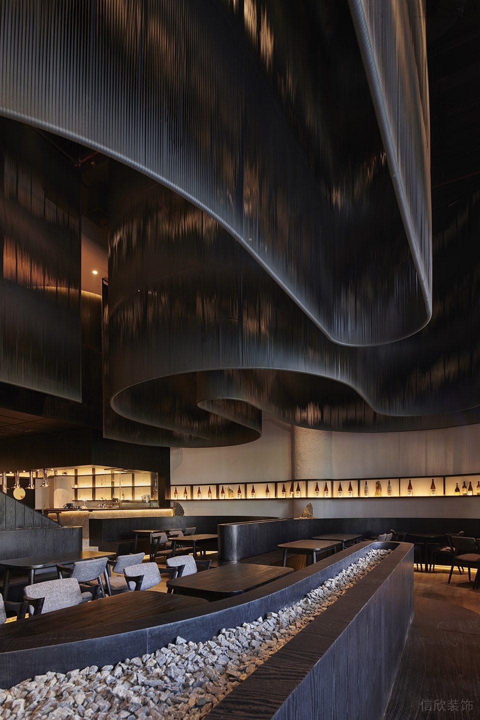 黑色極簡(jiǎn)風(fēng)餐廳灰色石子裝飾帶裝修設(shè)計(jì)