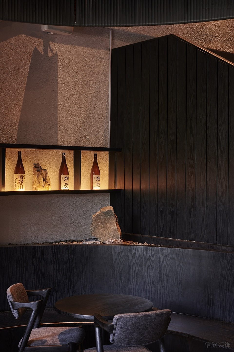 黑色極簡(jiǎn)風(fēng)餐廳暖黃色燈帶內(nèi)嵌酒柜裝修設(shè)計(jì)