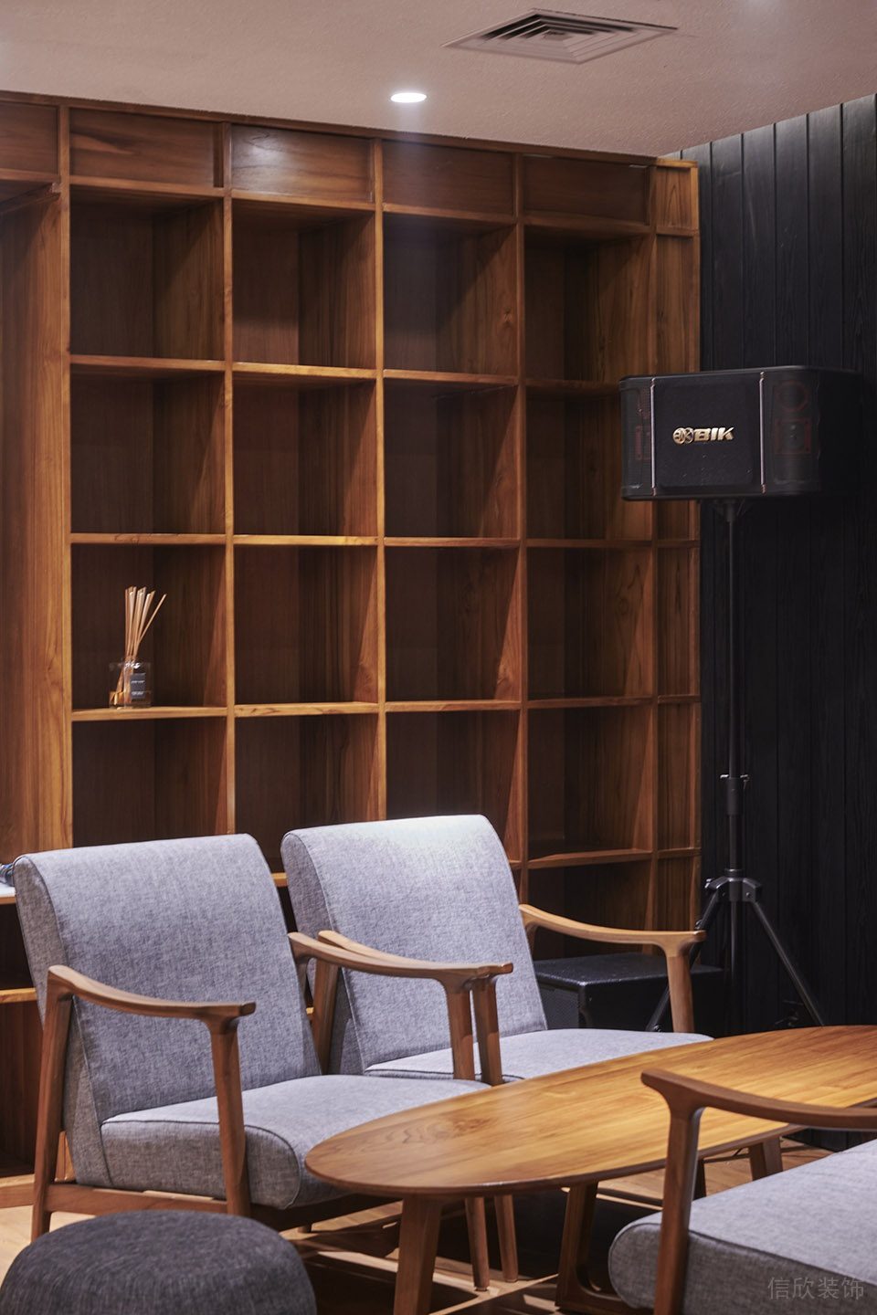 黑色極簡(jiǎn)風(fēng)餐廳深原木色柜子裝修設(shè)計(jì)