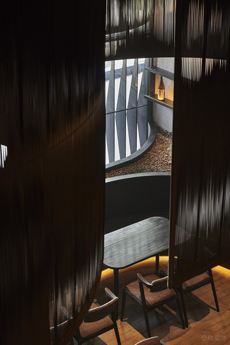 黑色極簡(jiǎn)風(fēng)餐廳原木色木地板裝修設(shè)計(jì)