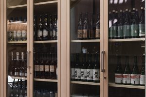 深圳寶安復(fù)古日式餐廳原木酒架裝修設(shè)計(jì)