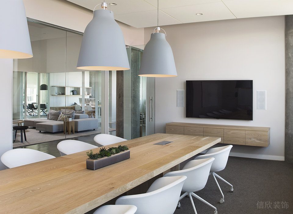 深圳寶安匯聚創(chuàng)新園1000平方米淺色調(diào)原木簡約風(fēng)辦公室裝修案例會議室原木色討論桌