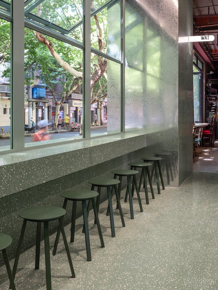 深圳寶安區(qū)簡約休閑風(fēng)酒吧墨綠吧臺裝修設(shè)計