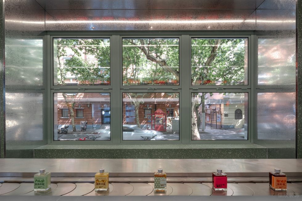 酒吧臨窗酒品展臺