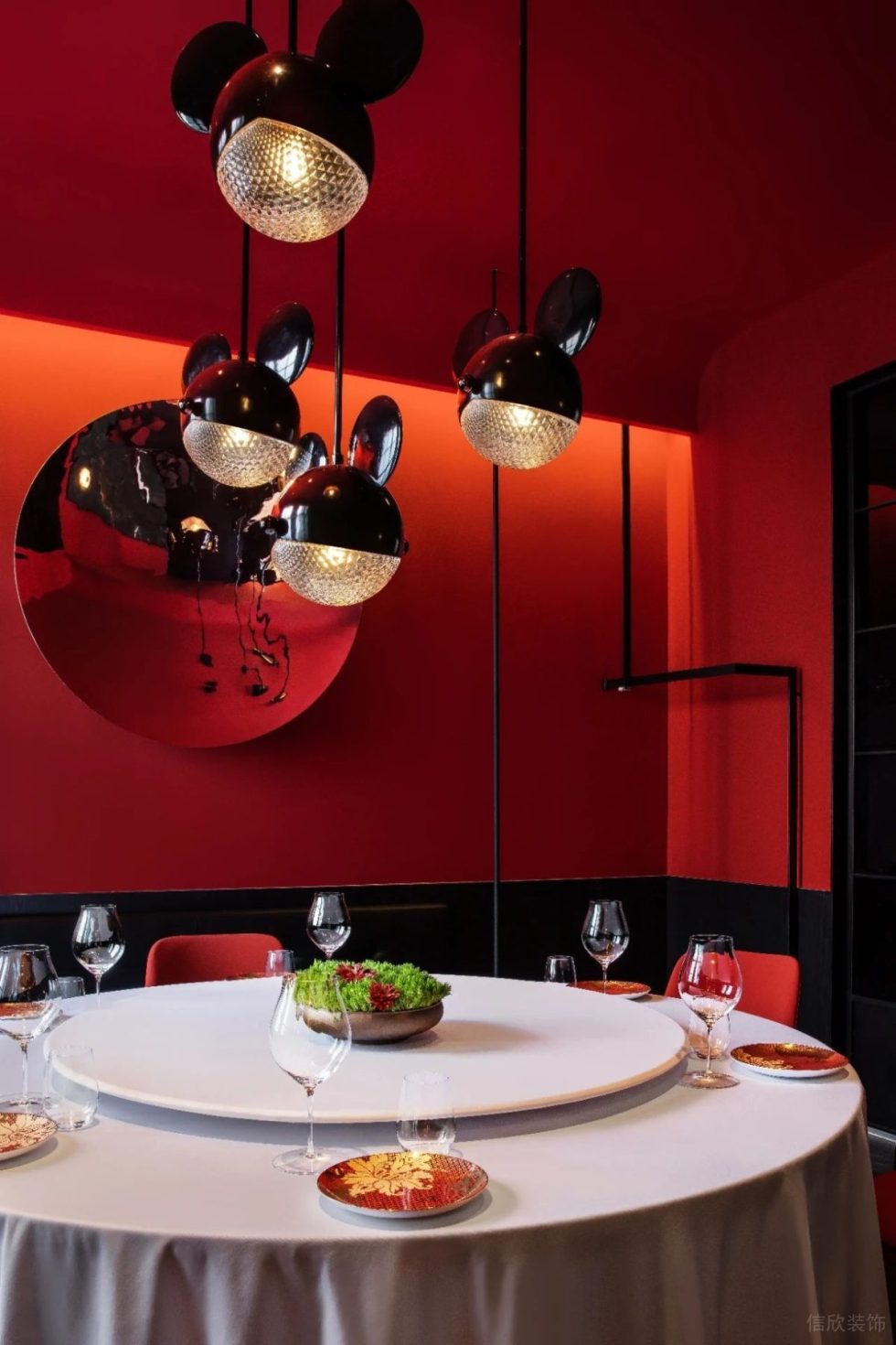 深圳光明時尚西餐廳紅色優(yōu)雅包廂裝修設計