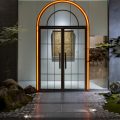 深圳龍華區(qū)侘寂風(fēng)酒吧玻璃大門裝修設(shè)計(jì)