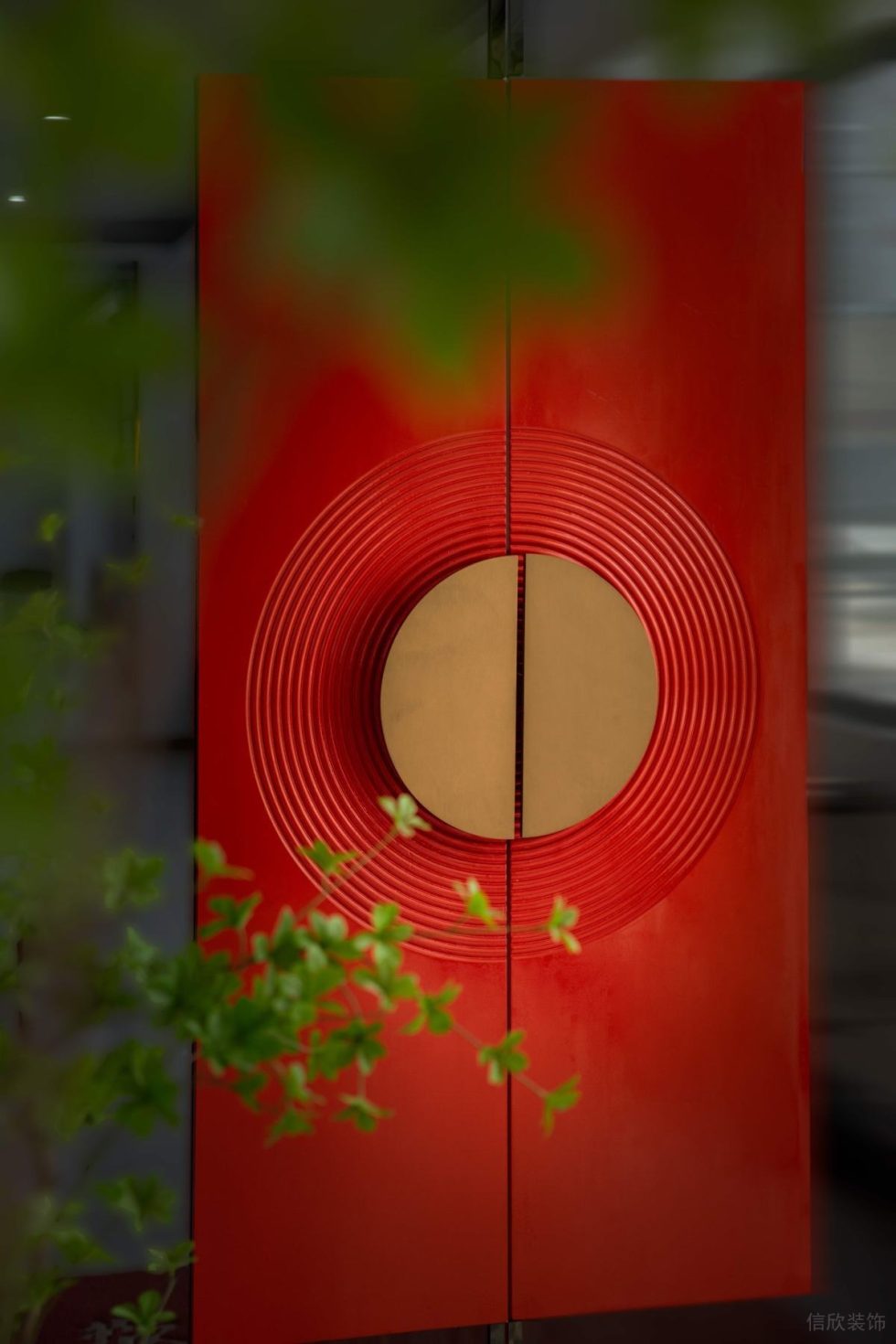 深圳龍華新中式風格餐廳紅色古典雕刻包廂大門裝修設計