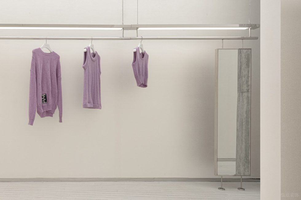 深圳市寶安區(qū)新安snd概念店裝修設(shè)計(jì)-升降式燈光衣服展架 深圳市寶安區(qū)新安snd概念店裝修設(shè)計(jì)-升降式燈光衣服展架