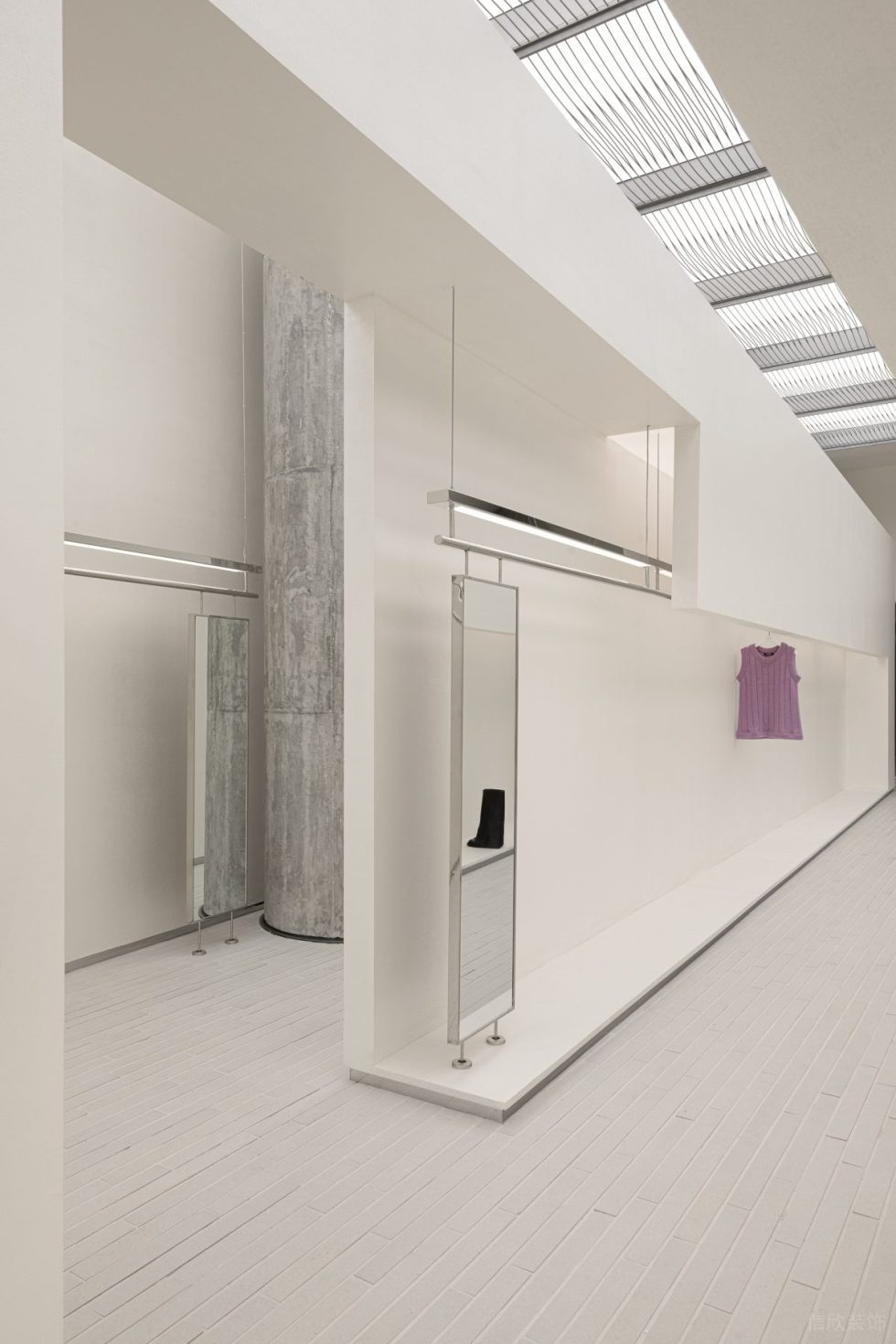 深圳市寶安區(qū)新安snd概念店裝修設(shè)計(jì)-白色石膏板隔墻衣服展示區(qū) 深圳市寶安區(qū)新安snd概念店裝修設(shè)計(jì)-白色石膏板隔墻衣服展示區(qū)