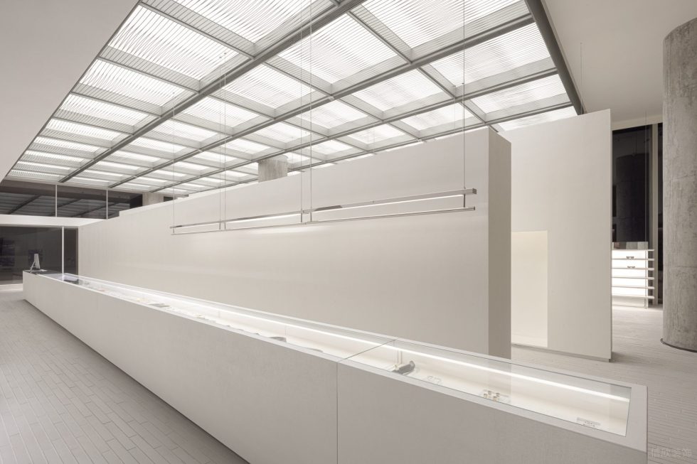 深圳市寶安區(qū)新安snd概念店裝修設(shè)計(jì)-白色長(zhǎng)型燈光玻璃島臺(tái) 深圳市寶安區(qū)新安snd概念店裝修設(shè)計(jì)-白色長(zhǎng)型燈光玻璃島臺(tái)