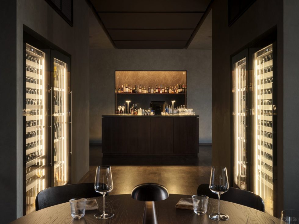 復(fù)古摩登風(fēng)西餐廳前臺(tái)與用餐區(qū)過(guò)道裝修設(shè)計(jì)