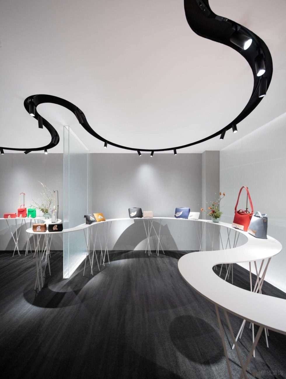 深圳市福田中心區現代風皮革藝術形象店裝修設計-半圓弧藝術展臺二 深圳市福田中心區現代風皮革藝術形象店裝修設計-半圓弧藝術展臺二