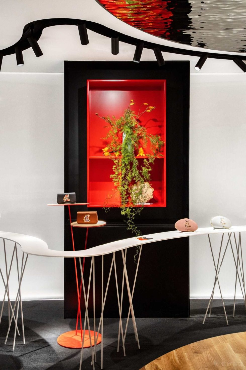 深圳市福田中心區現代風皮革藝術形象店裝修設計-黑紅雙色壁柜 深圳市福田中心區現代風皮革藝術形象店裝修設計-黑紅雙色壁柜