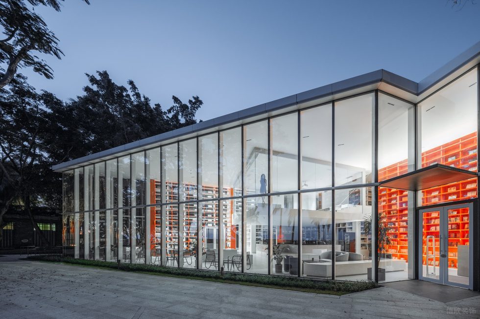 深圳市羅湖區(qū)布心現(xiàn)代風(fēng)天涯書局裝修設(shè)計(jì)實(shí)景圖--正立面透明玻璃造型 深圳市羅湖區(qū)布心現(xiàn)代風(fēng)天涯書局裝修設(shè)計(jì)實(shí)景圖-正立面透明玻璃造型