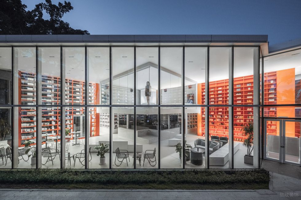 深圳市羅湖區(qū)布心現(xiàn)代風(fēng)天涯書局裝修設(shè)計(jì)實(shí)景圖-正立面透明玻璃造型二 深圳市羅湖區(qū)布心現(xiàn)代風(fēng)天涯書局裝修設(shè)計(jì)實(shí)景圖-正立面透明玻璃造型二