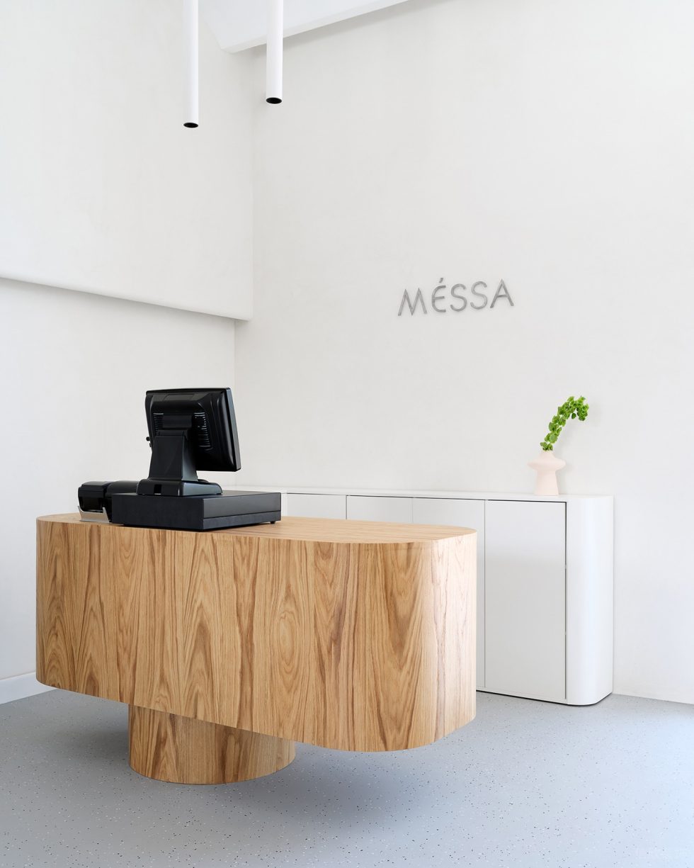 深圳市龍華區大浪侘寂風服裝店裝修設計-原木前臺 深圳市龍華區大浪侘寂風服裝店裝修設計-原木前臺