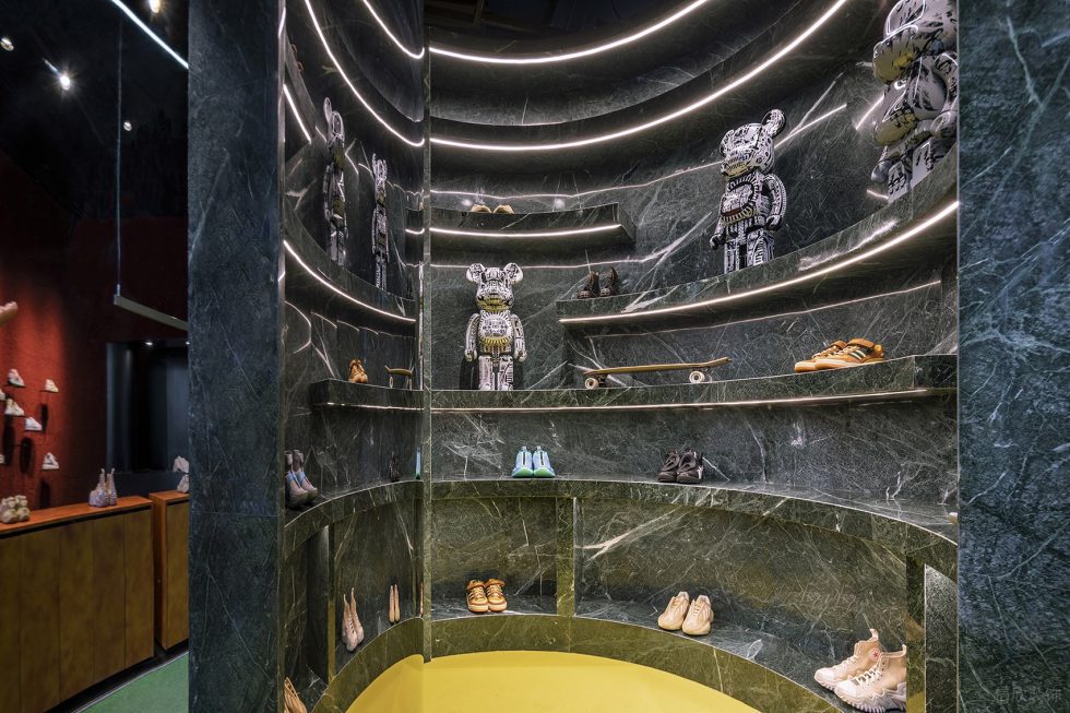 深圳市龍華區龍華kiks潮牌買手店裝修設計 黑色大理石圓形展架 深圳市龍華區龍華kiks潮牌買手店裝修設計 黑色大理石圓形展架