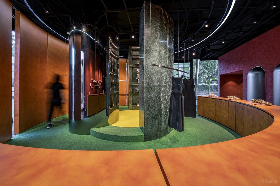 深圳市龍華區龍華kiks潮牌買手店裝修設計-圓弧木紋島臺 深圳市龍華區龍華kiks潮牌買手店裝修設計-圓弧木紋島臺