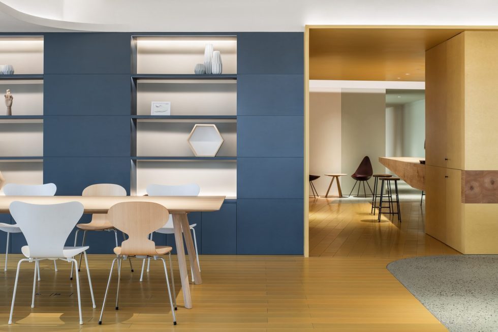 深圳市南山區(qū)北航大廈暖色調(diào)簡(jiǎn)約北歐風(fēng)辦公室裝修設(shè)計(jì)方案 洽談會(huì)議區(qū)