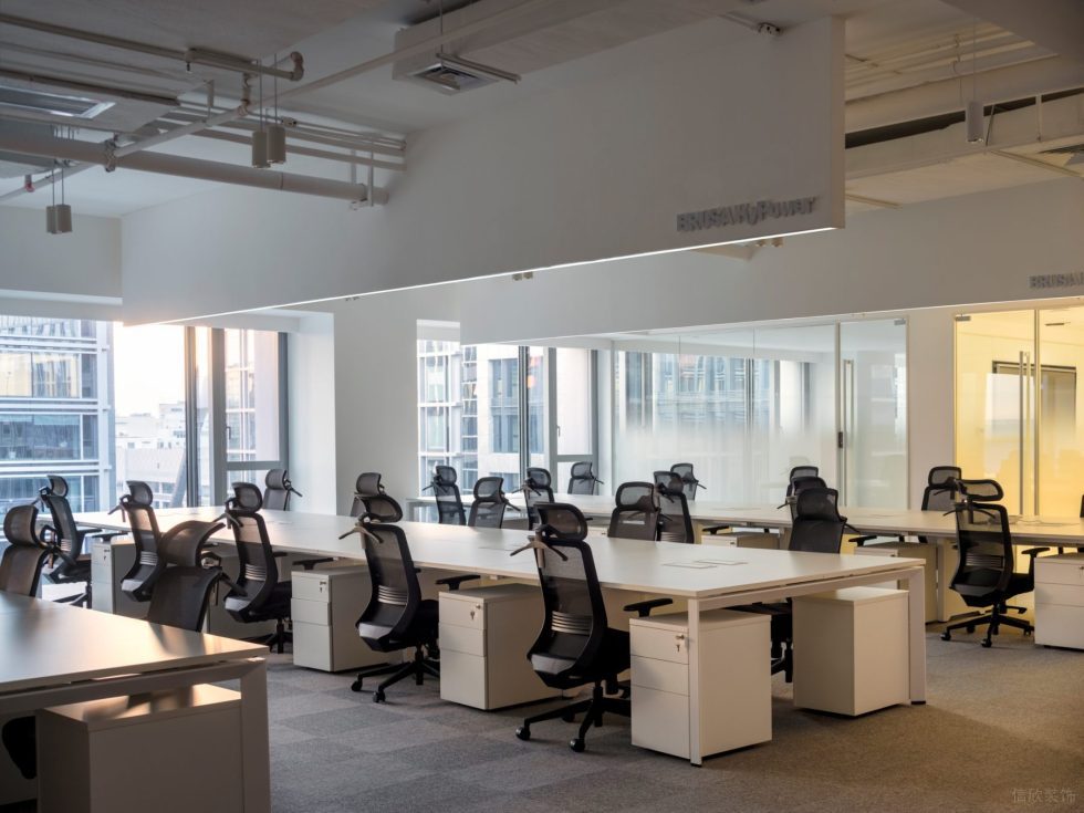 深圳市南山區(qū)華僑城大廈白色調(diào)極簡主義風(fēng)格辦公室裝修設(shè)計案例 工作區(qū)