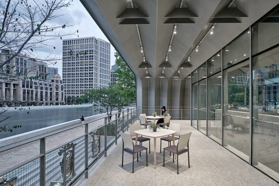 深圳市南山區(qū)南油中石化加油站實(shí)景效果圖-零售店觀景陽(yáng)臺(tái)休息區(qū) 深圳市南山區(qū)南油中石化加油站實(shí)景效果圖-零售店觀景陽(yáng)臺(tái)休息區(qū)