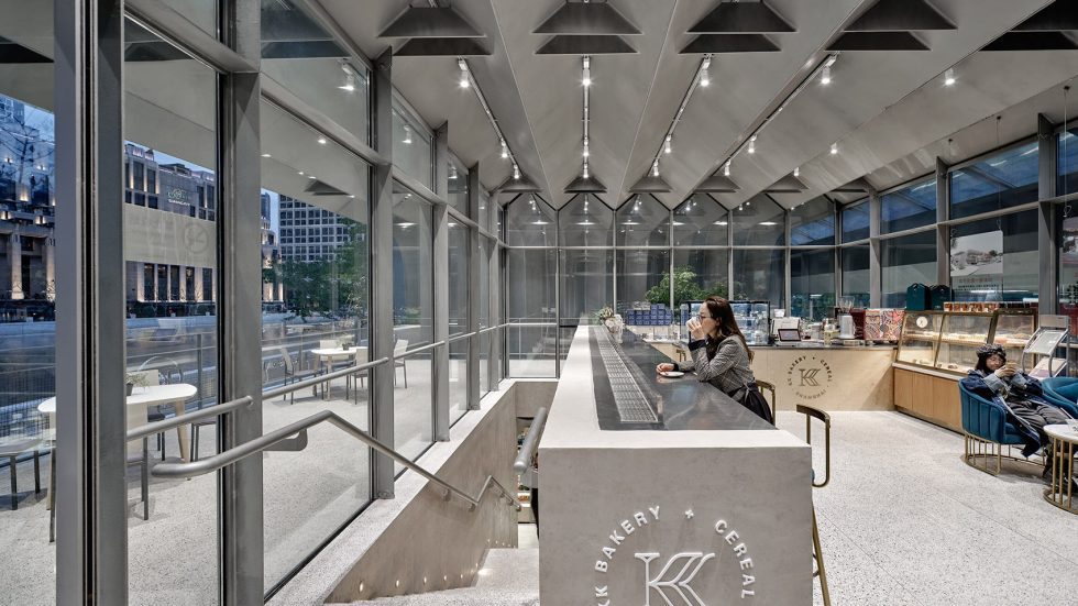 深圳市南山區(qū)南油中石化加油站實(shí)景效果圖-室內(nèi)灰色水泥吧臺(tái)休息區(qū) 深圳市南山區(qū)南油中石化加油站實(shí)景效果圖-室內(nèi)灰色水泥吧臺(tái)休息區(qū)