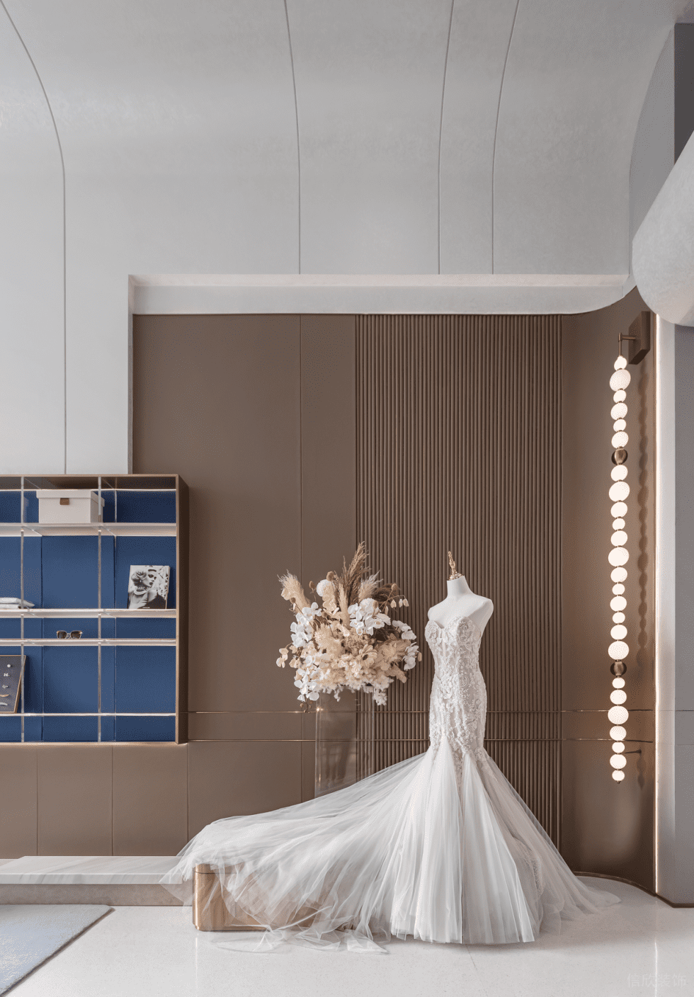 深圳市南山區(qū)蛇口現(xiàn)代輕奢風(fēng)禮服店裝修設(shè)計(jì)-禮服展示區(qū) 深圳市南山區(qū)蛇口現(xiàn)代輕奢風(fēng)禮服店裝修設(shè)計(jì)-禮服展示區(qū)