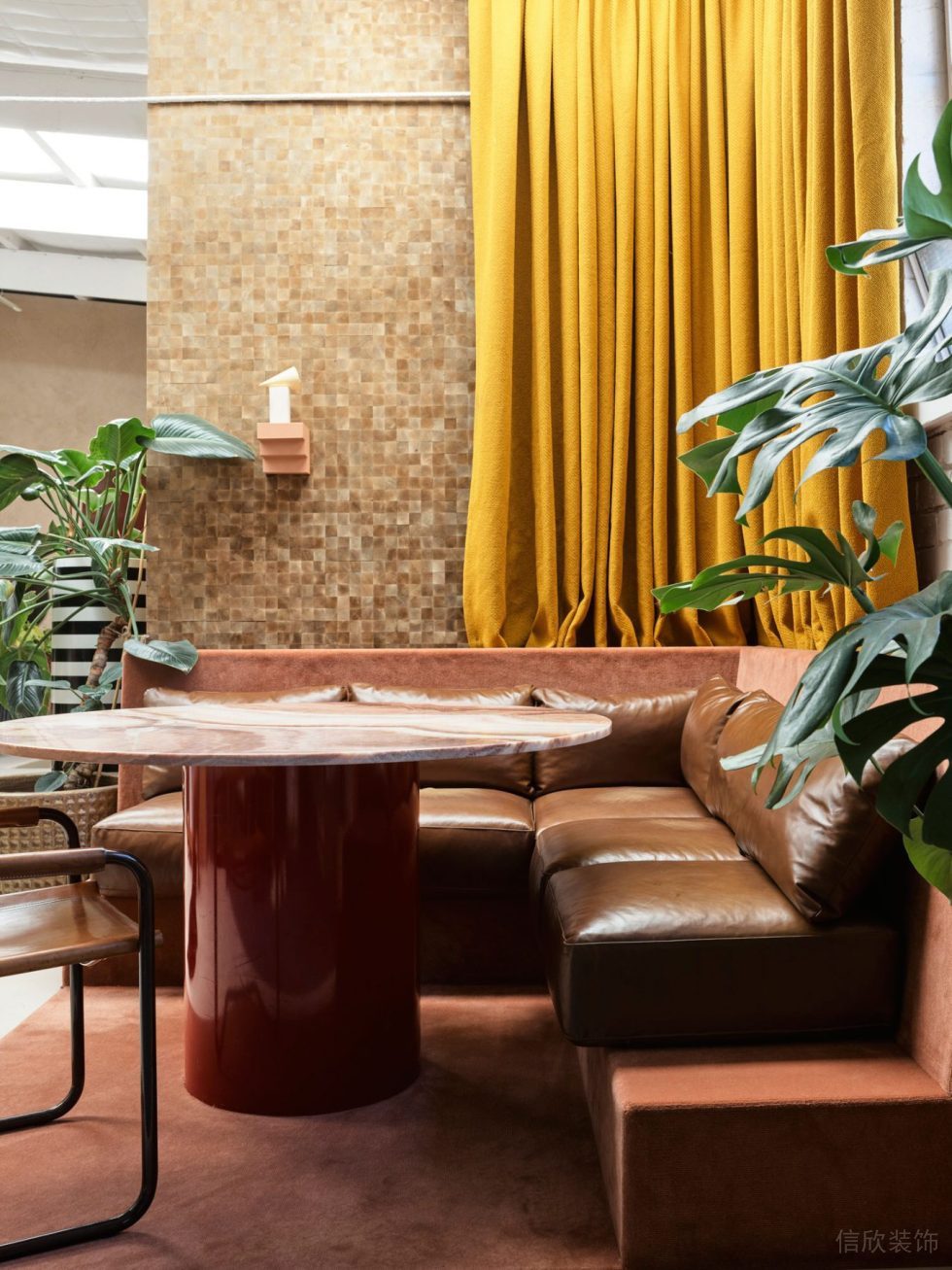 深圳市南山區(qū)深圳灣科技生態(tài)園地中海風(fēng)格辦公室裝修設(shè)計方案 褐色皮質(zhì)沙發(fā)休息區(qū)