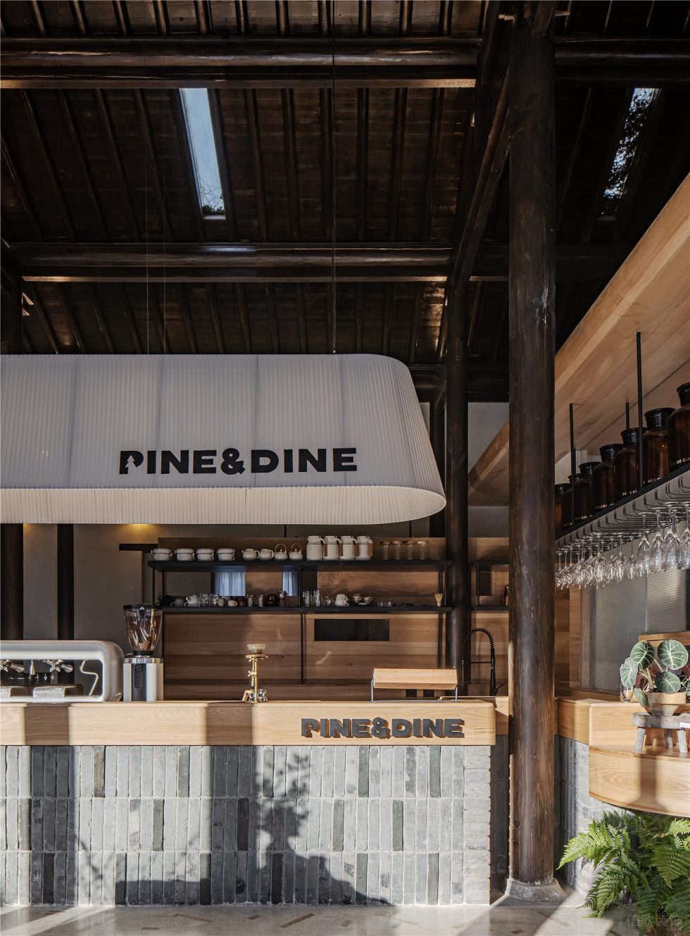 新中式田園風(fēng)西餐廳文化磚搭配原木的操作臺(tái)裝修設(shè)計(jì)