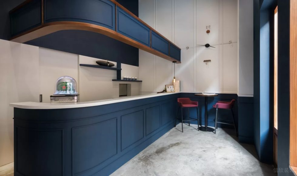 北歐簡約風飲品店深玫紅復古小桌椅裝修設計