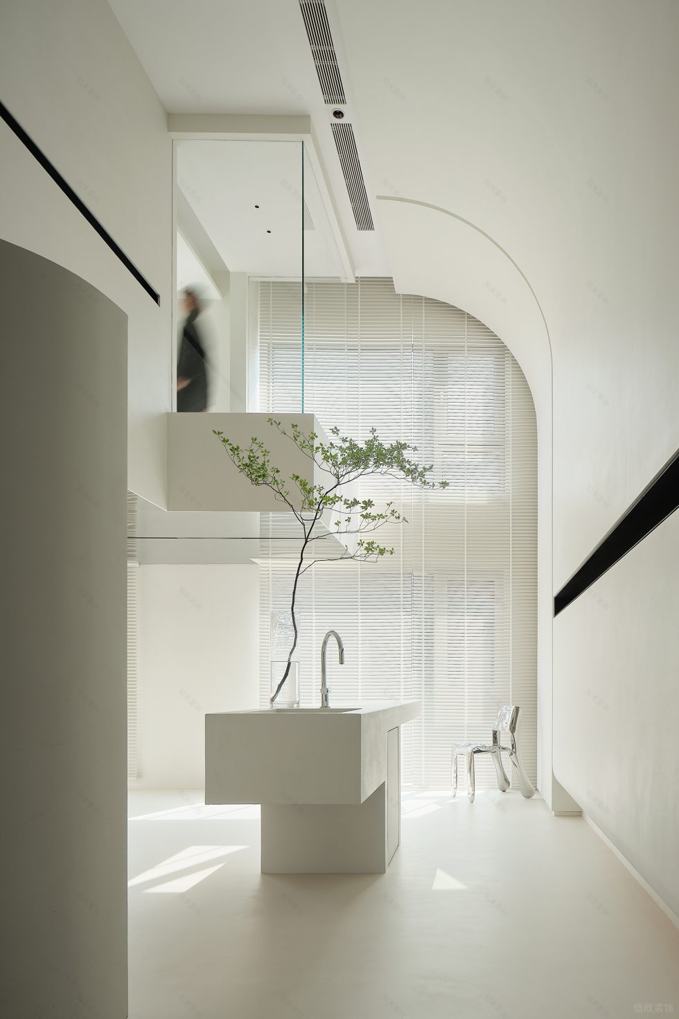 純白色極簡(jiǎn)風(fēng)小型辦公室裝修案例幾何體水吧中島臺(tái) 純白色極簡(jiǎn)風(fēng)小型辦公室裝修案例幾何體水吧中島臺(tái)