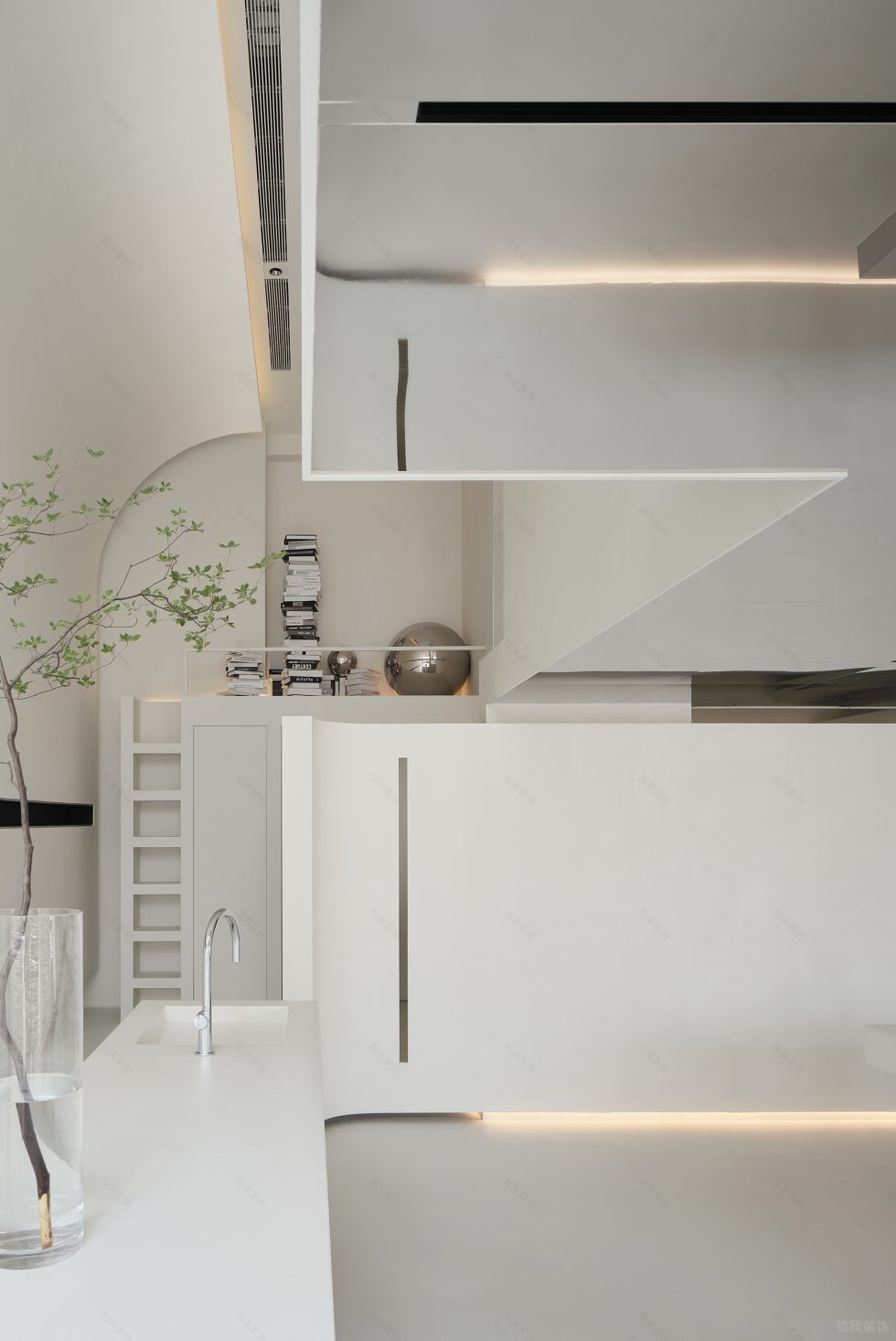 純白色極簡(jiǎn)風(fēng)小型辦公室裝修案例墻面底部暖色調(diào)暗藏?zé)魩? alt=