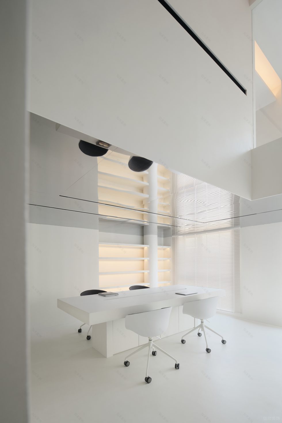 純白色極簡(jiǎn)風(fēng)小型辦公室裝修案例一層工作區(qū)鏡面不銹鋼天花吊頂 純白色極簡(jiǎn)風(fēng)小型辦公室裝修案例一層工作區(qū)鏡面不銹鋼天花吊頂