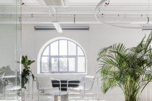 純凈原木風(fēng)辦公室設(shè)計(jì)方案 前臺(tái)接待區(qū)棉質(zhì)沙發(fā)座椅