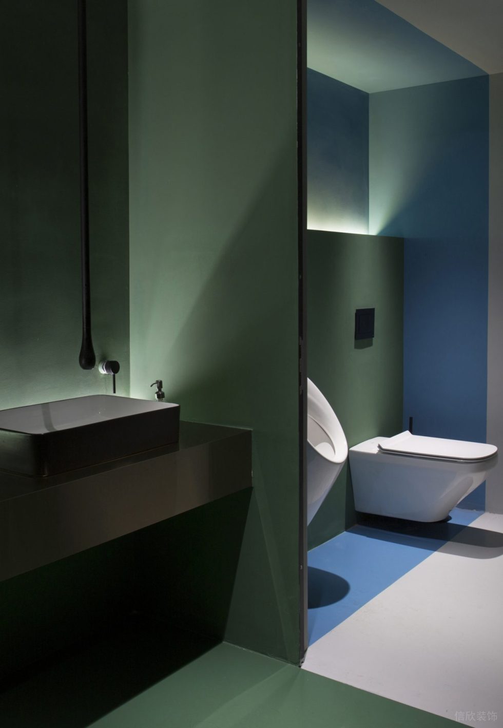 多元極簡風辦公室裝修設計墨綠色衛生間 多元極簡風辦公室裝修設計墨綠色衛生間