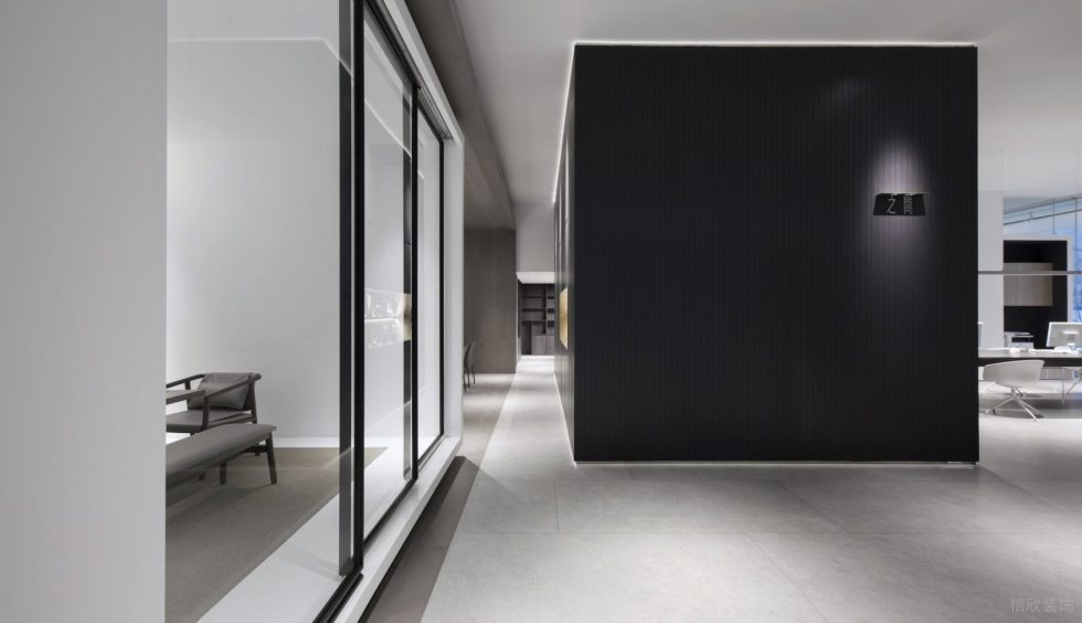 多元極簡風辦公室裝修設計深色格柵形象墻 多元極簡風辦公室裝修設計深色格柵形象墻
